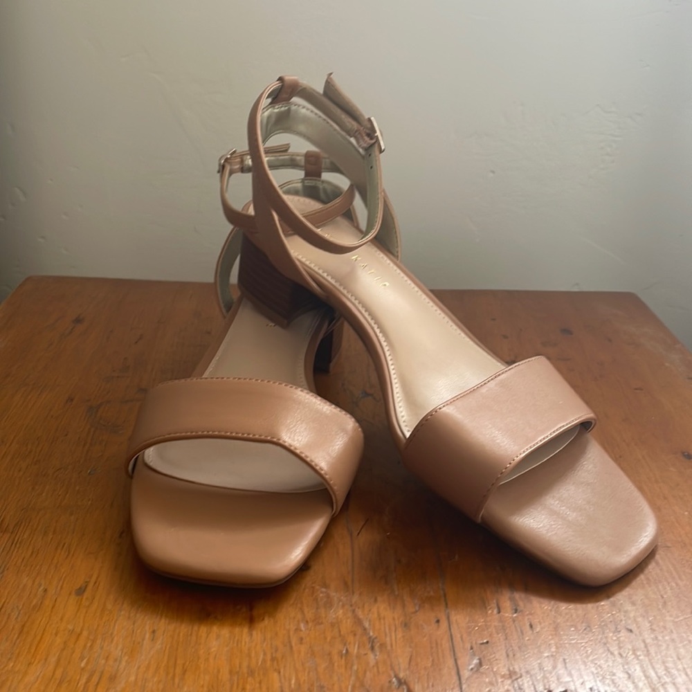 NWOT Kelly & Katie Olivina Sandal